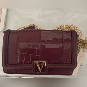 I’m selling a Vitoria secret mini shoulder bag that still has the tag